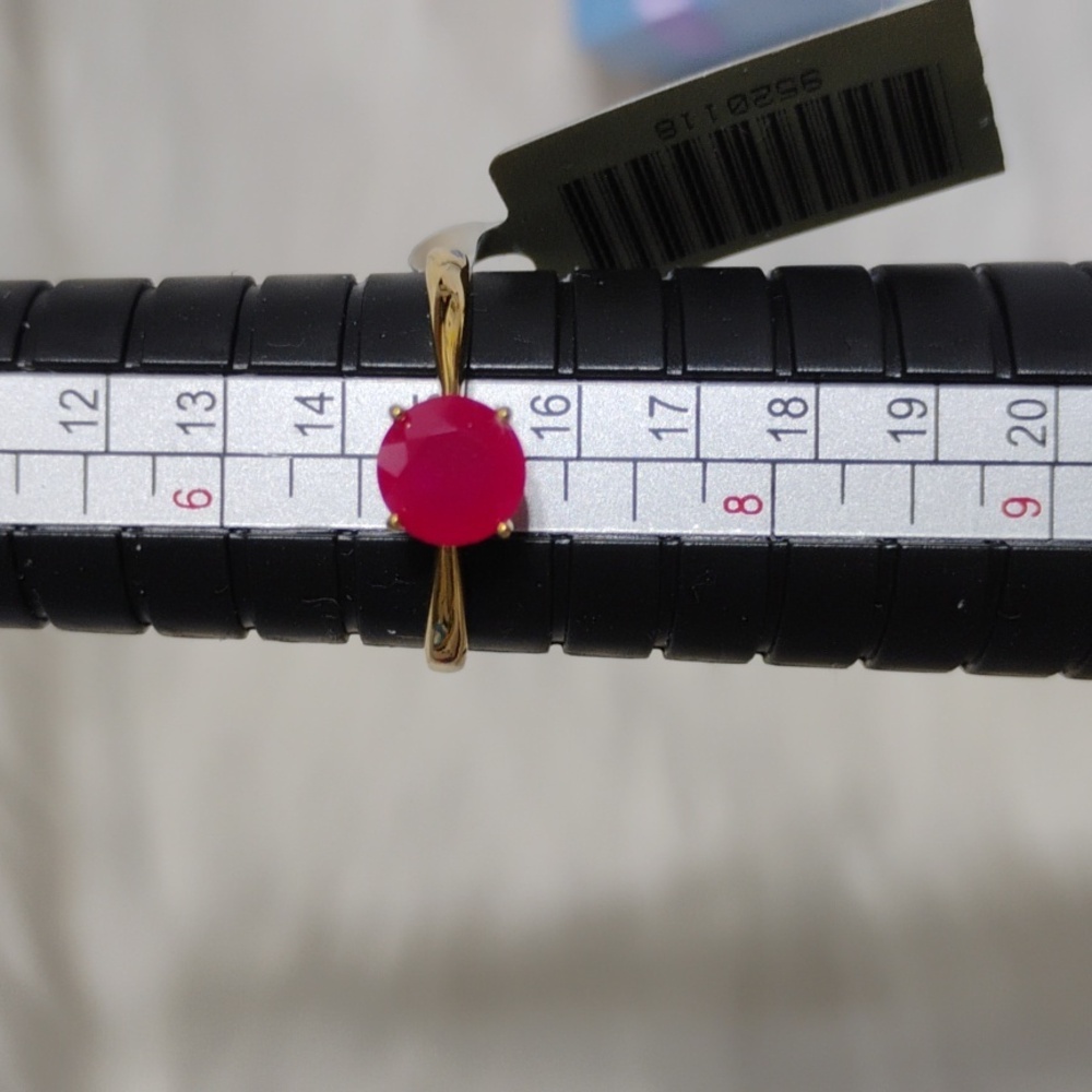 SALE! Elegant 10kt Solid Gold & Genuine 1.06 CTS Ruby Solitaire Ring - Picture 4 of 15